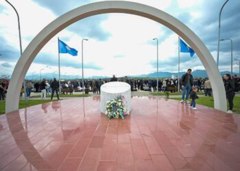 Presidentja Osmani përkujton përvjetorin e Masakrës së Mejës: “Lavdi jetës dhe sakrificës së martirëve”