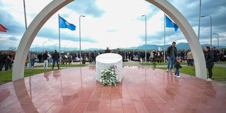 Presidentja Osmani përkujton përvjetorin e Masakrës së Mejës: “Lavdi jetës dhe sakrificës së martirëve”