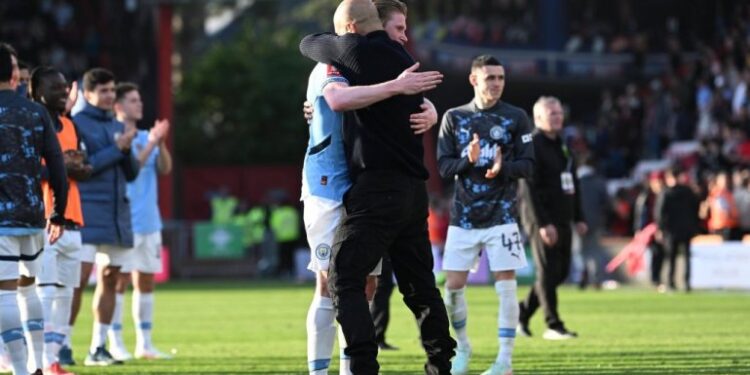 Guardiola i trishtuar për largimin e Kevin De Bruyne: “një pjesë e jonë po largohet”