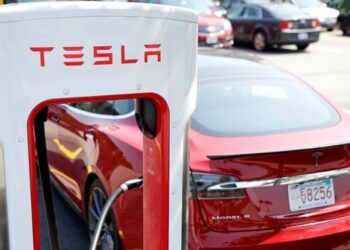Shitjet e Tesla-s bien globalisht, por kërkesat rriten në Ukrainë