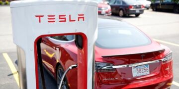Shitjet e Tesla-s bien globalisht, por kërkesat rriten në Ukrainë