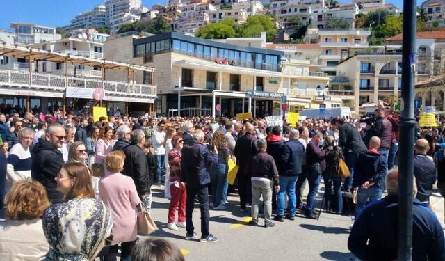 Protestë masive në Ulqin kundër “Shitjes” së bregdetit dhe privatizimit të hapësirave publike