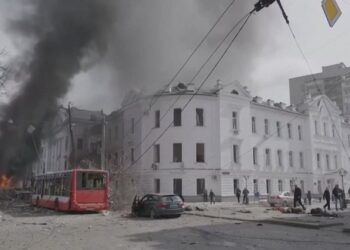 Rrëzohet avioni F-16, Rusia i vë zjarrin edhe Odesës: Sulm masiv mbi Ukrainë