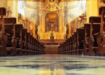 AFP: Dhjetëra “katolikë të fshehur” u pagëzuan në Kosovë në ditën e vdekjes së Papa Françeskut