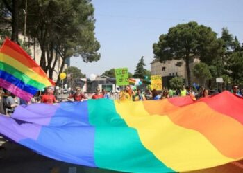 “Na dhunuan pasi na panë duke u puthur”, dy shqiptaret lesbike fitojnë azil në Britaninë e Madhe