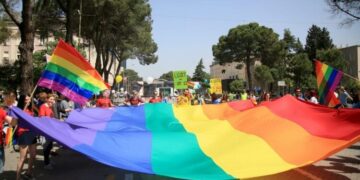 “Na dhunuan pasi na panë duke u puthur”, dy shqiptaret lesbike fitojnë azil në Britaninë e Madhe