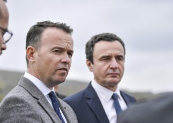 Albin Kurti i përfshirë në skandalin e AUV’it: Përmes një vendimi i parapriu kontratës 8 milionëshe për fabrikën për përpunimin e mbetjeve shtazore