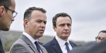 Albin Kurti i përfshirë në skandalin e AUV’it: Përmes një vendimi i parapriu kontratës 8 milionëshe për fabrikën për përpunimin e mbetjeve shtazore