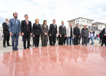 Kurti nderon viktimat e masakrës së Mejës në 26-vjetorin e saj