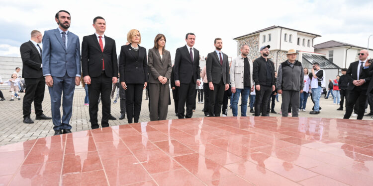 Kurti nderon viktimat e masakrës së Mejës në 26-vjetorin e saj