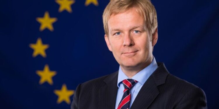 Emisari i BE-së për dialogun Kosovë–Serbi po qëndron në Prishtinë, pritet takimi me Bislimin