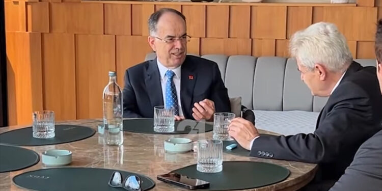 Presidenti Bajram Begaj takon liderët e partive në shkup gjatë vizitës së tij