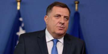 Dodik sfidon sërish urdhër-arrestin: Merr pjesë në tubimin pro-Vuçiq në Beograd