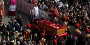 Varrimi i Papës: Pjesëmarrës mbi 200 mijë njerëz dhe 170 delegacione ndërkombëtare