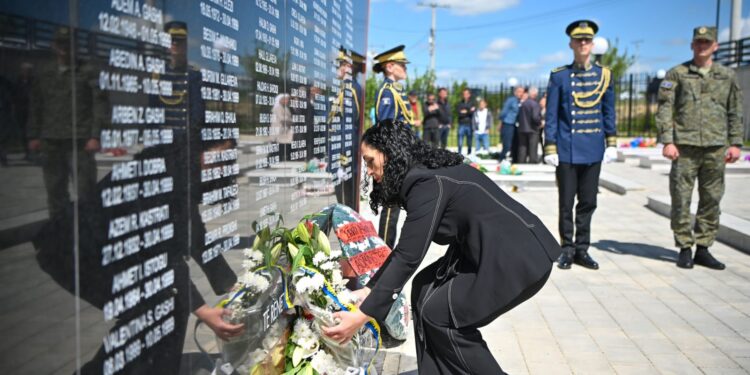 Presidentja Osmani përkujtoi 26-vjetorin e Masakrës në Shtuticë, Vërbovc dhe fshatrat përreth të Drenasit