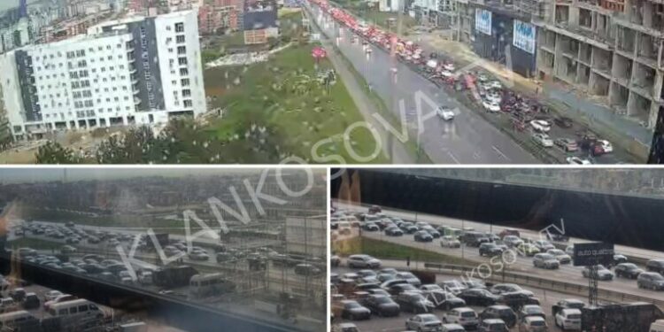 ‘Prishtina e përjetimeve’ – Bllokohet sërish kryeqyteti: Kolona kilometrike, pritje mbi një orë
