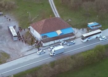 Serbët e Kosovës thanë se do të nisen në këmbë për në Beograd që të marrin pjesë në tubimin e Vuçiqit, kapen duke hipur në autobusë