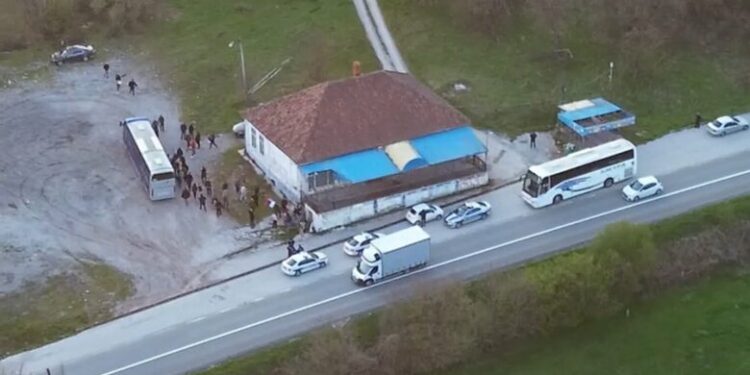 Serbët e Kosovës thanë se do të nisen në këmbë për në Beograd që të marrin pjesë në tubimin e Vuçiqit, kapen duke hipur në autobusë