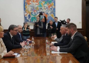 Kamberi refuzon ftesën e Vuçiq: Shqiptarët nuk do marrin pjesë në konsultimet për qeverinë e re