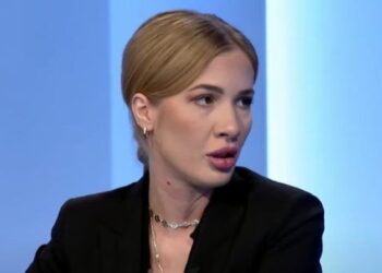 Alisa Braho, analistja e Presingut në T7’t, tani kamaremane e Sali Berishës në fushatë.