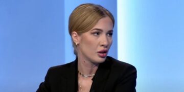 Alisa Braho, analistja e Presingut në T7’t, tani kamaremane e Sali Berishës në fushatë.
