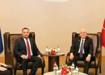 Maqedonci flet për “blerje ushtarake” në një takim me homologun e tij turk