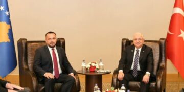 Maqedonci flet për “blerje ushtarake” në një takim me homologun e tij turk