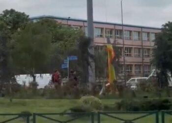 Një flamur enigmatik tenton të vendoset tek rrethi kryesor në Prishtinë