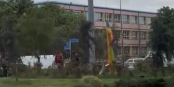 Një flamur enigmatik tenton të vendoset tek rrethi kryesor në Prishtinë