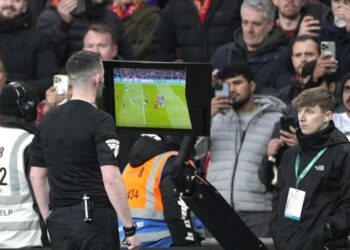 Rregulli i ri zbatohet për herë të parë në futboll: ja si ndryshon loja