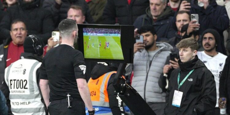 Rregulli i ri zbatohet për herë të parë në futboll: ja si ndryshon loja