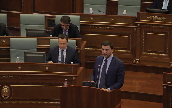 Krasniqi: Nuk kam marrë ndonjë ftesë nga Kurti, jemi në bisedime me partitë tjera
