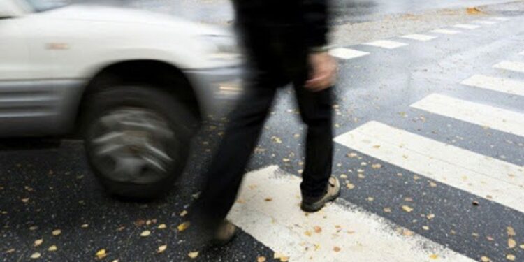 Goditet nga vetura 27-vjeçarja në Qyshk të Pejës, në gjendje të rëndë niset drejt QKUK-së