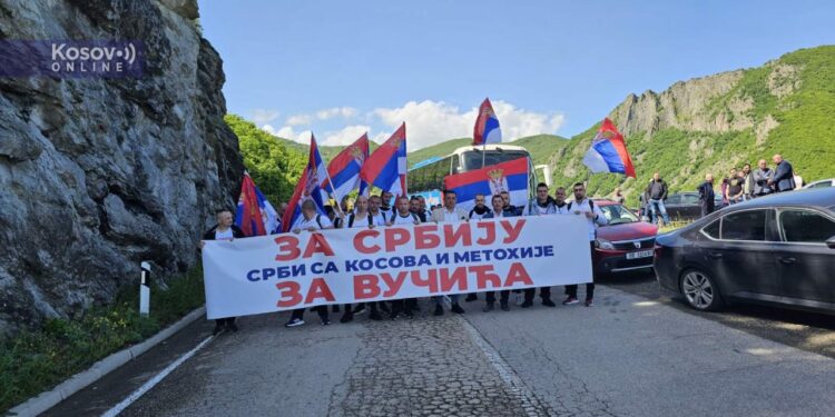 Sërbët e Kosovës në kombë për të për të përkrahur Presidentin Vuçiç