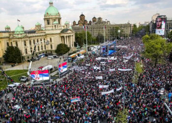 ‘Bukë dhe cirk’ – Vucic ‘piknik’ në Beograd: Flamuj të mëdhenj, këngë fashiste për Kosovën, ushqim e pije