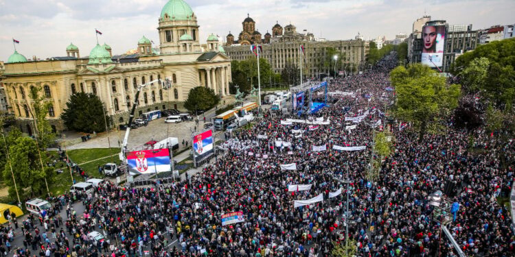 ‘Bukë dhe cirk’ – Vucic ‘piknik’ në Beograd: Flamuj të mëdhenj, këngë fashiste për Kosovën, ushqim e pije