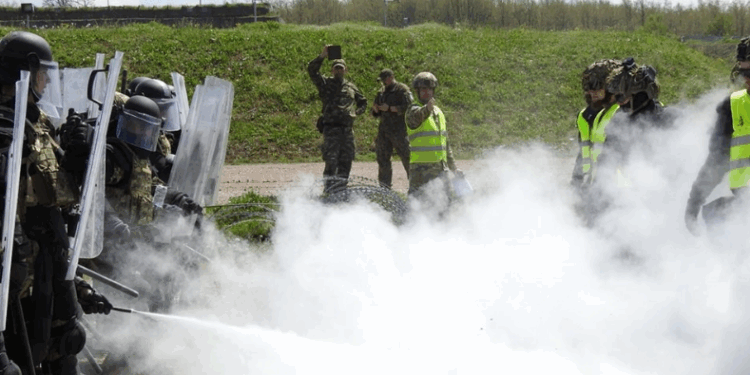 Ushtarët e KFOR’it stërviten për kontrollin e turmave dhe menaxhimin e trazirave