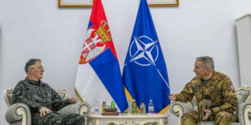 Komandanti i KFOR-it takon shefin e ushtrisë serbe në Beograd