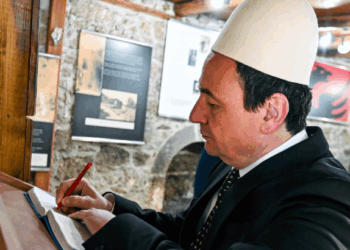 Kurti me plis në kokë te kulla e Isa Boletinit pas dështimit të gjashtë në Kuvend