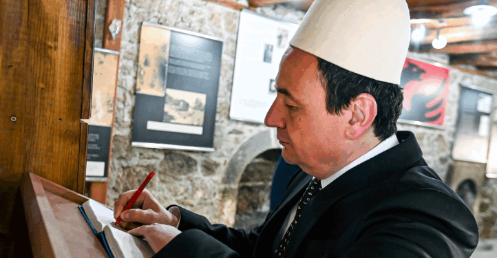 Kurti me plis në kokë te kulla e Isa Boletinit pas dështimit të gjashtë në Kuvend