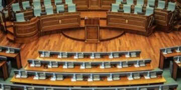 VV ende pa emër për kryeparlamentarin, opozita kërkon që konstituimi i Kuvendit të kryhet më 15 prill