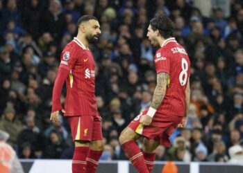 Leicester bie nga liga, Liverpool afër titullit të 20-të