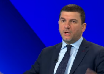 Kryetari i PDK, së Memli Krasniqi ka thënë se nëse Kurti dështon ta formojë Qeverinë, PDK do ta bëjë brenda 48 orëve, shkruan Periskopi.