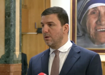 Krasniqi: Kurti s’mund të mbajë dy pozicione, me këtë logjikë edhe Hamza duhej të ishte sot deputet