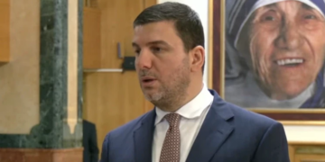 Krasniqi: Kurti s’mund të mbajë dy pozicione, me këtë logjikë edhe Hamza duhej të ishte sot deputet