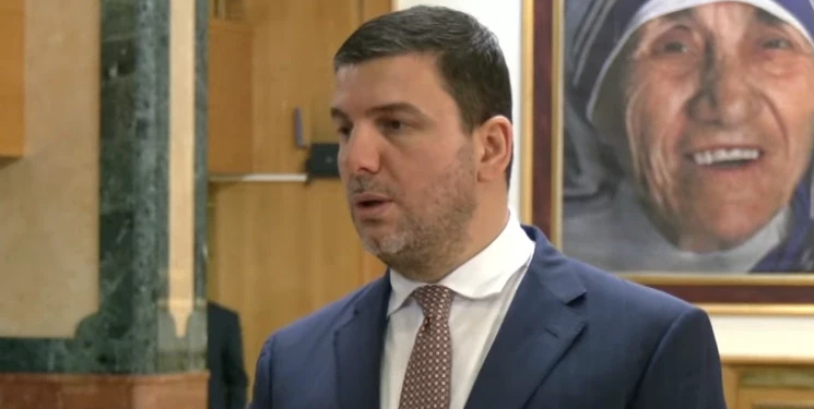 Krasniqi: Kurti s’mund të mbajë dy pozicione, me këtë logjikë edhe Hamza duhej të ishte sot deputet