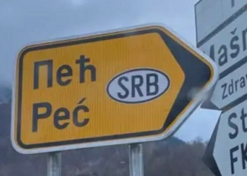 Largohet tabela në Plavë që shfaqi Pejën me simbole të Serbisë