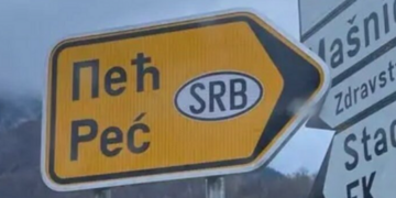 Largohet tabela në Plavë që shfaqi Pejën me simbole të Serbisë