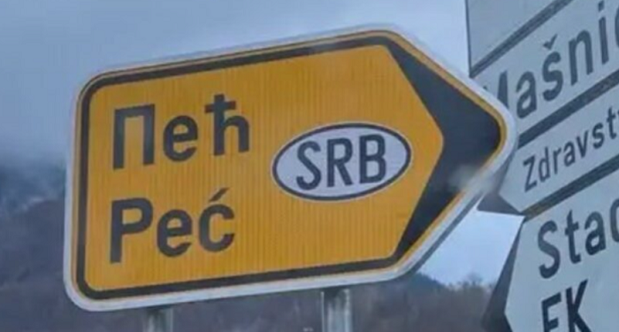 Largohet tabela në Plavë që shfaqi Pejën me simbole të Serbisë