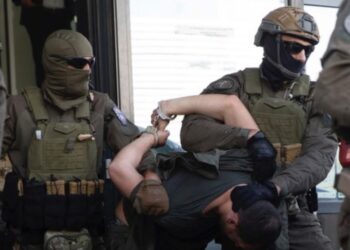 Arrestohen katër serbë në Gjakovë, dyshohen për lidhje me BIA-n Serbe, gjejnë armë dhe para të pashfrytëzuara